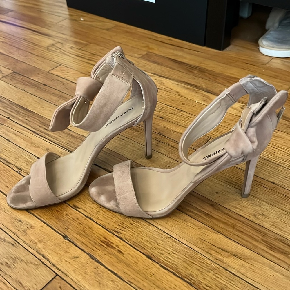Banana Republic nude suede sandal heels with bow
